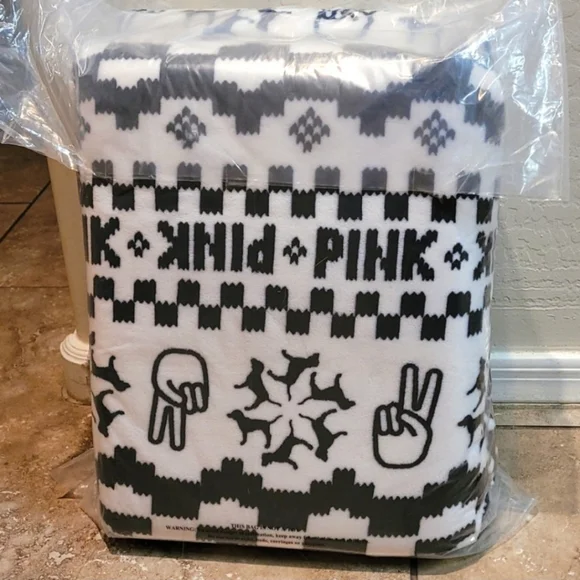 NWT VS "PINK" BLANKET - Picture 6 of 8